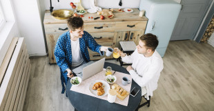 Линолеум для кухни: Испытание пятнами, влагой и перепадами
